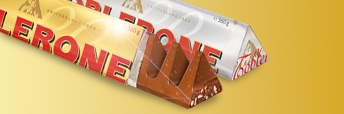 Förpackning med Toblerone mjölkchoklad, delvis öppnad med synliga triangelformade chokladbitar