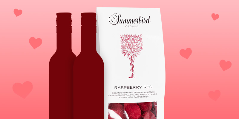 Et eksklusivt kit som forener to miniflasker silkemyk Merlot med økologisk ristede mandler, omsluttet av nydelig bringebær- og hvit sjokolade.