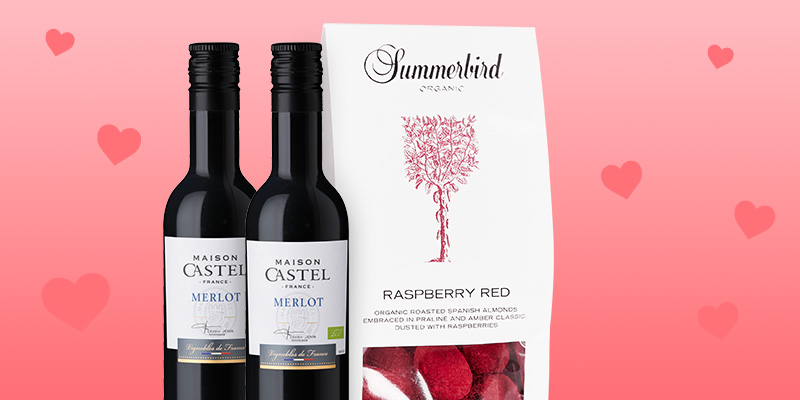 Et eksklusivt kit, der forener to miniflasker silkeblød Merlot med økologisk ristede mandler, omsluttet af lækker hindbær- og hvid chokolade.