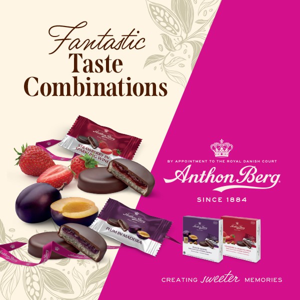 Anthon Berg-banner med chokladbitar fyllda med plommon och jordgubbar samt produktförpackningar. Text: ”Fantastic Taste Combinations”
