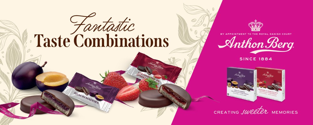 Anthon Berg-banner med chokladbitar fyllda med plommon och jordgubbar samt produktförpackningar. Text: ”Fantastic Taste Combinations”