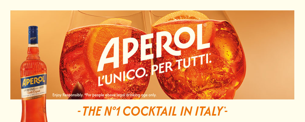 Aperol-flaska och Aperol Spritz-cocktails med apelsinskivor