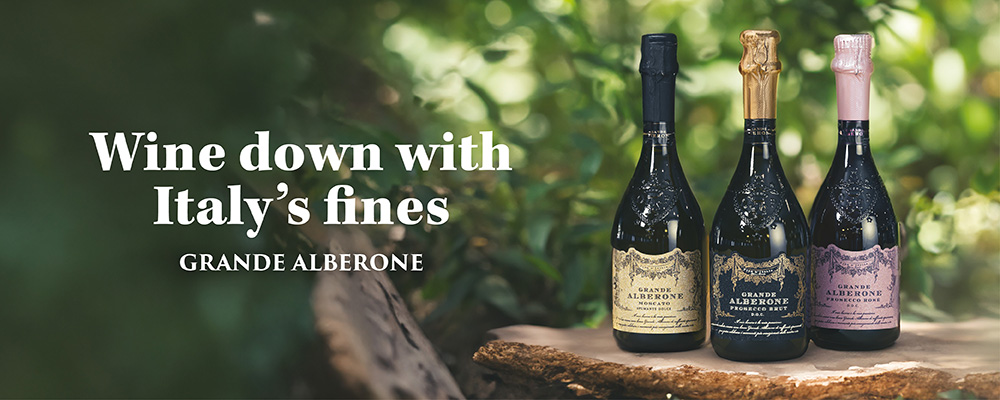 Grande Alberone-banner med tre flasker italiensk mousserende vin mod en grøn baggrund.