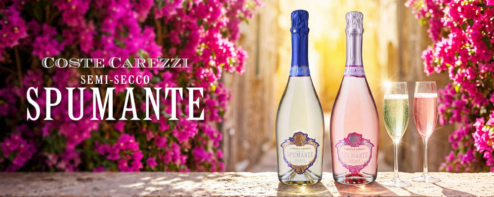 Coste Carezzi Spumante-banner med to flasker mousserende vin og to fyldte glas omgivet af rosa blomster.