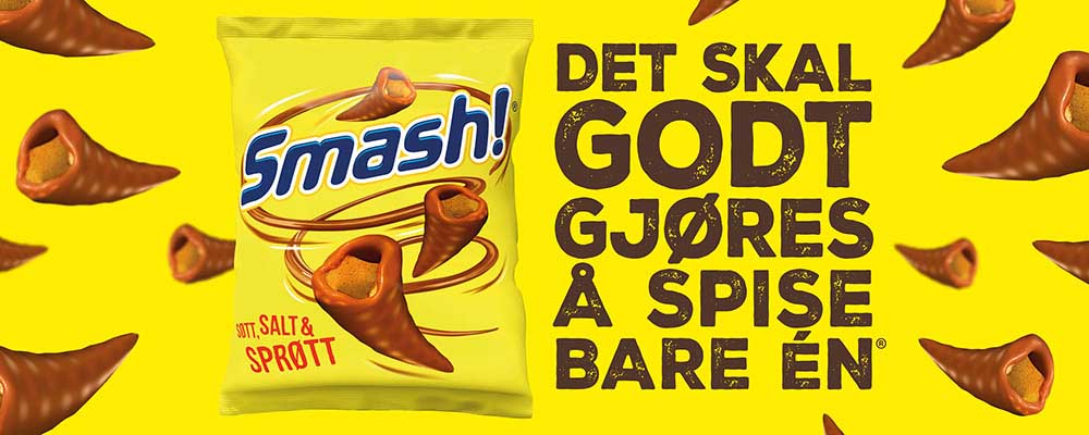 Smash!-banner med en gul pose chokoladeovertrukne majssnacks og flere snacks på gul baggrund. Norsk tekst: “Det skal godt gjøres å spise bare én”.