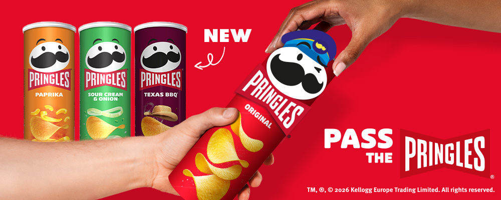 Pringles-banner med tre smaker och en ny Original-burk som räcks mellan två händer. Text: ”NEW” och ”PASS THE PRINGLES”.