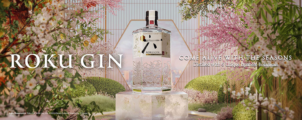 Roku Gin-flaska omgiven av blommande japansk trädgård
