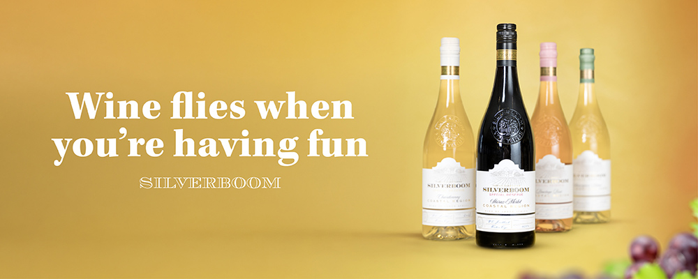 Reklambanner med Silverbloom-viner och texten 'Wine flies when you're having fun'.